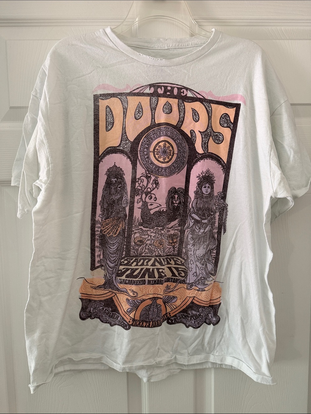 Buckle White Short-Sleeve Graphic Tee with Pink and Peach Art